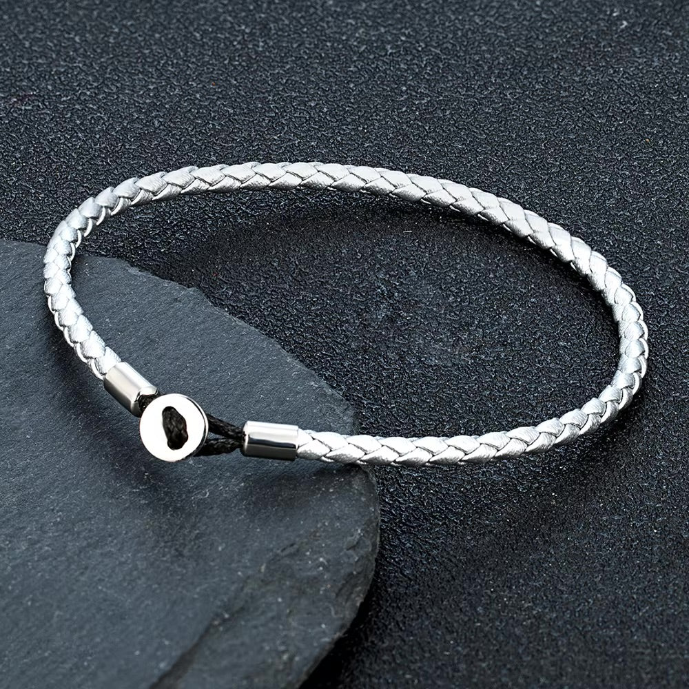Bracelet cordon argenté tressé minimaliste modèle Amadeo avec fermoir métallique ovale.