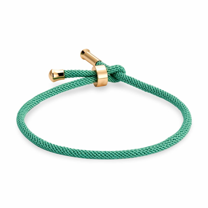 Bracelet cordon vert menthe avec détails en titane plaqué or minimaliste modèle Frémi.
