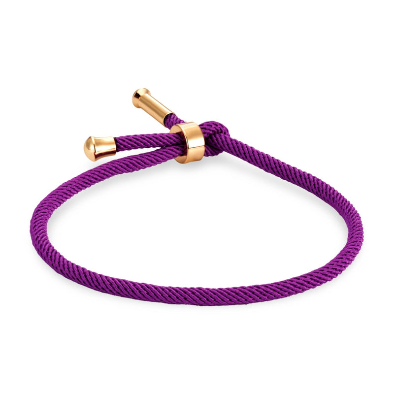 Bracelet cordon violet minimaliste avec détails en titane plaqué or et fermoir ajustable.