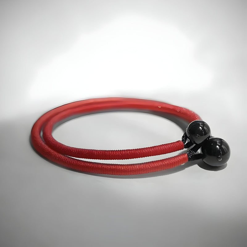 Bracelet cordon rouge double tour avec deux pierres d'agate noire brillante.