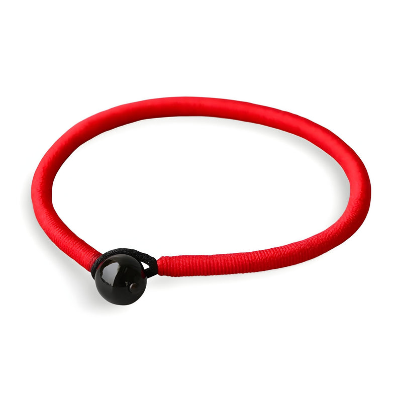 Bracelet cordon rouge avec pierre d'agate noire brillante fermoir sphère, style minimaliste.