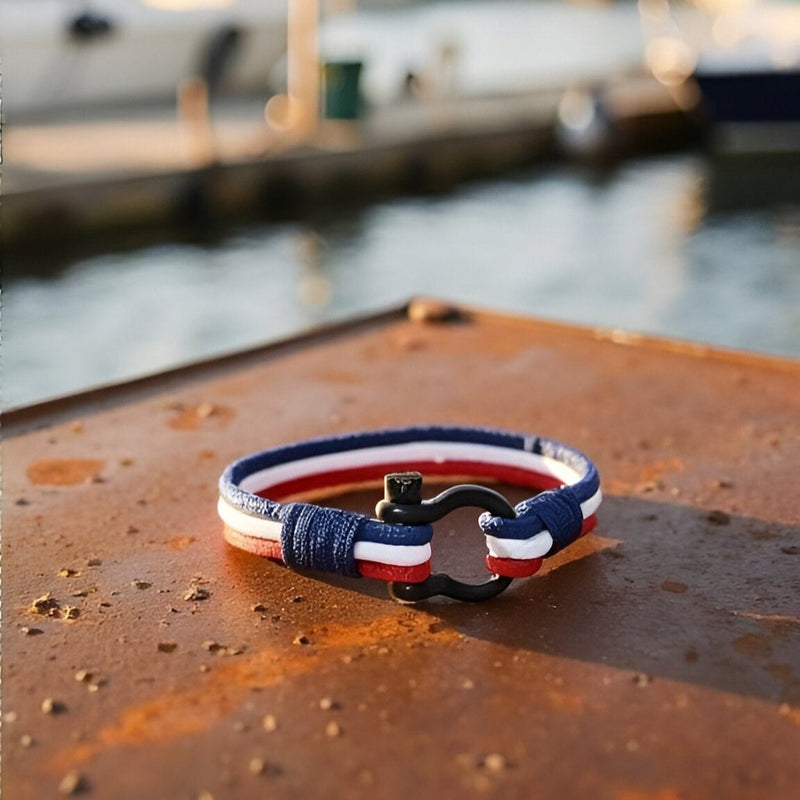 Bracelet cordon bleu blanc rouge avec mousqueton noir en acier inoxydable, style nautique.