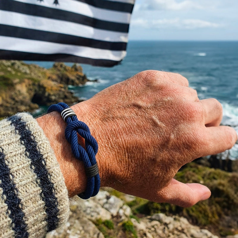 Bracelet cordon bleu marine avec noeud marin blanc en corde tressée, style breton masculin.