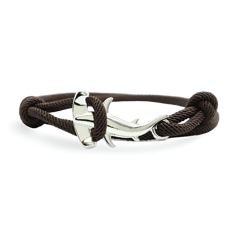 Bracelet cordon marron avec charm en métal argenté en forme de requin marteau.