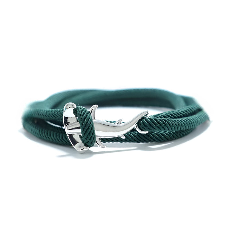 Bracelet cordon vert sapin avec charm en forme de requin marteau en métal argenté.