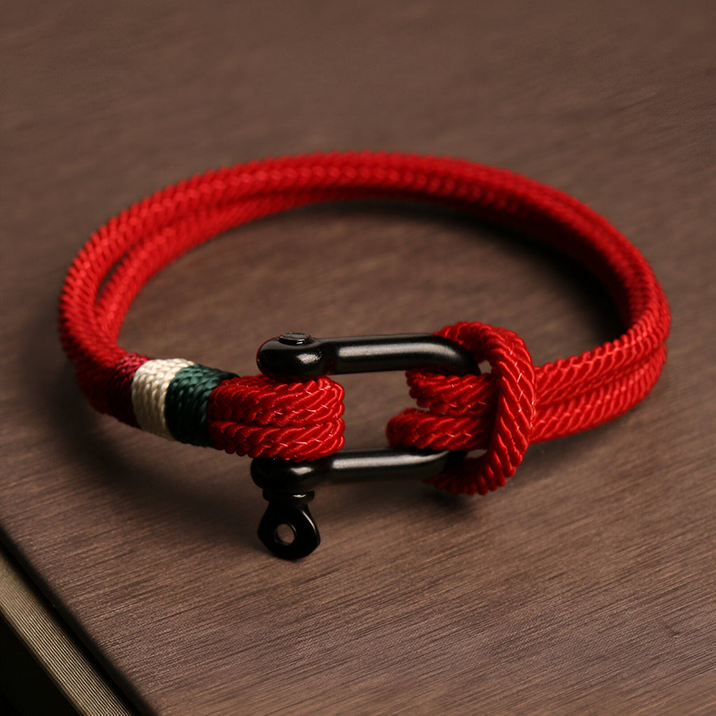 Bracelet cordon rouge avec mousqueton noir en acier inoxydable et détails tricolores bleu, blanc, vert.