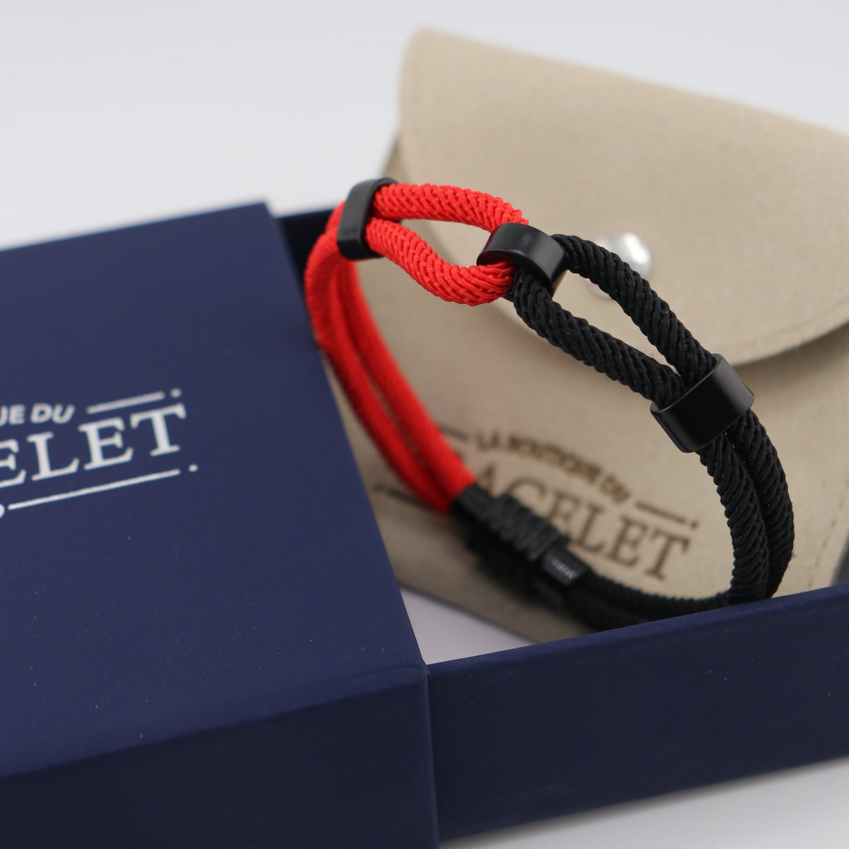 Bracelet cordon double bi-colore rouge et noir avec nœud coulissant, style moderne pour homme.
