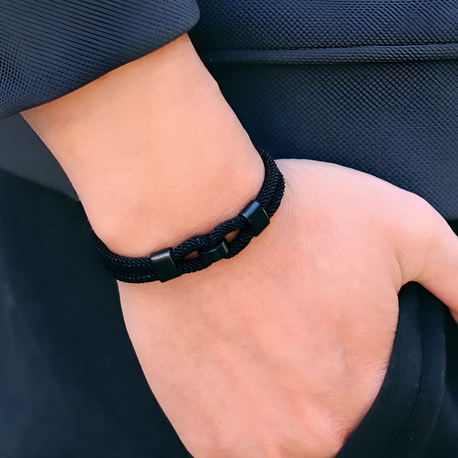 Bracelet cordon noir double avec nœud coulissant et fermoir noir mat pour homme.