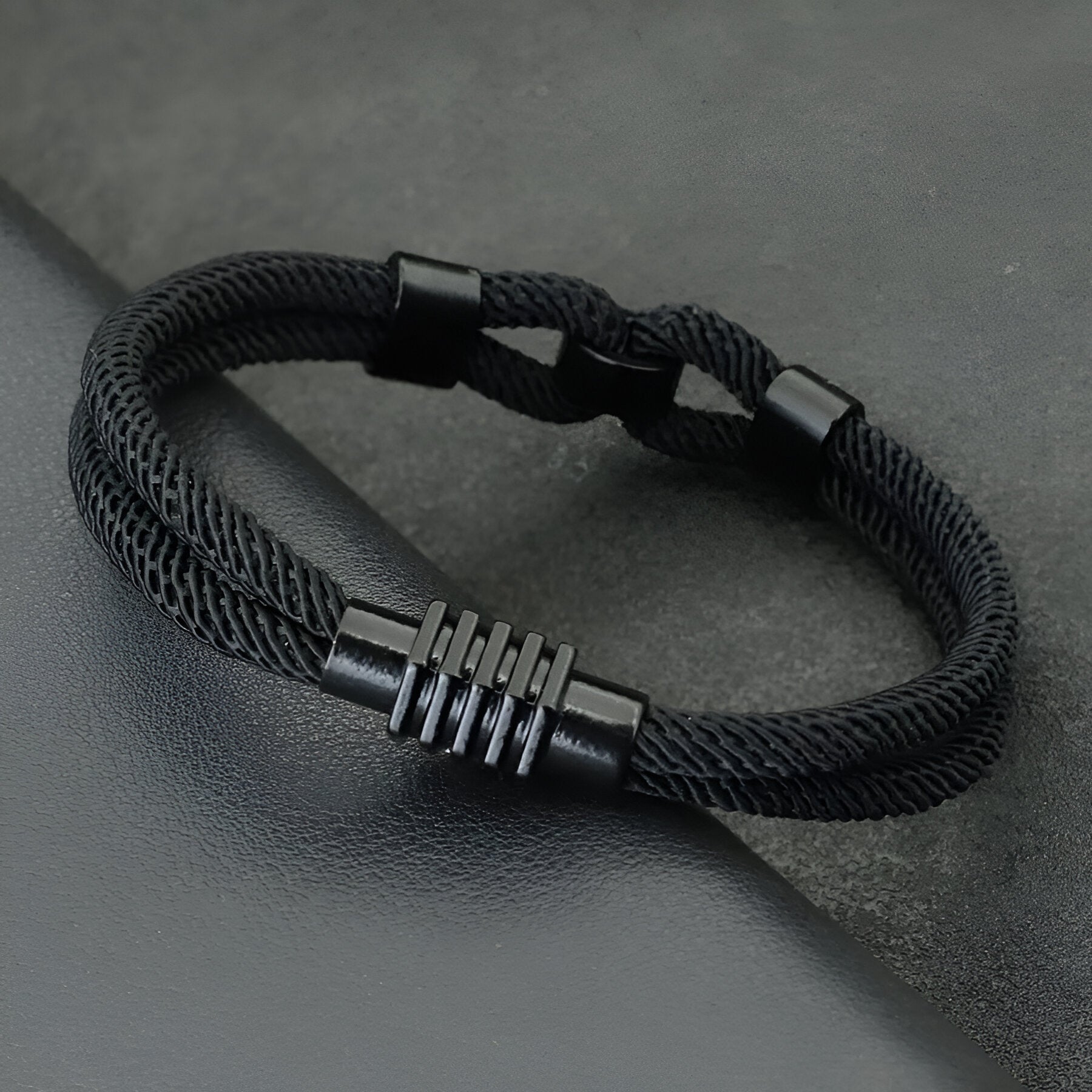 Bracelet cordon double noir à nœud avec détails métalliques noirs, modèle Stevie pour homme.