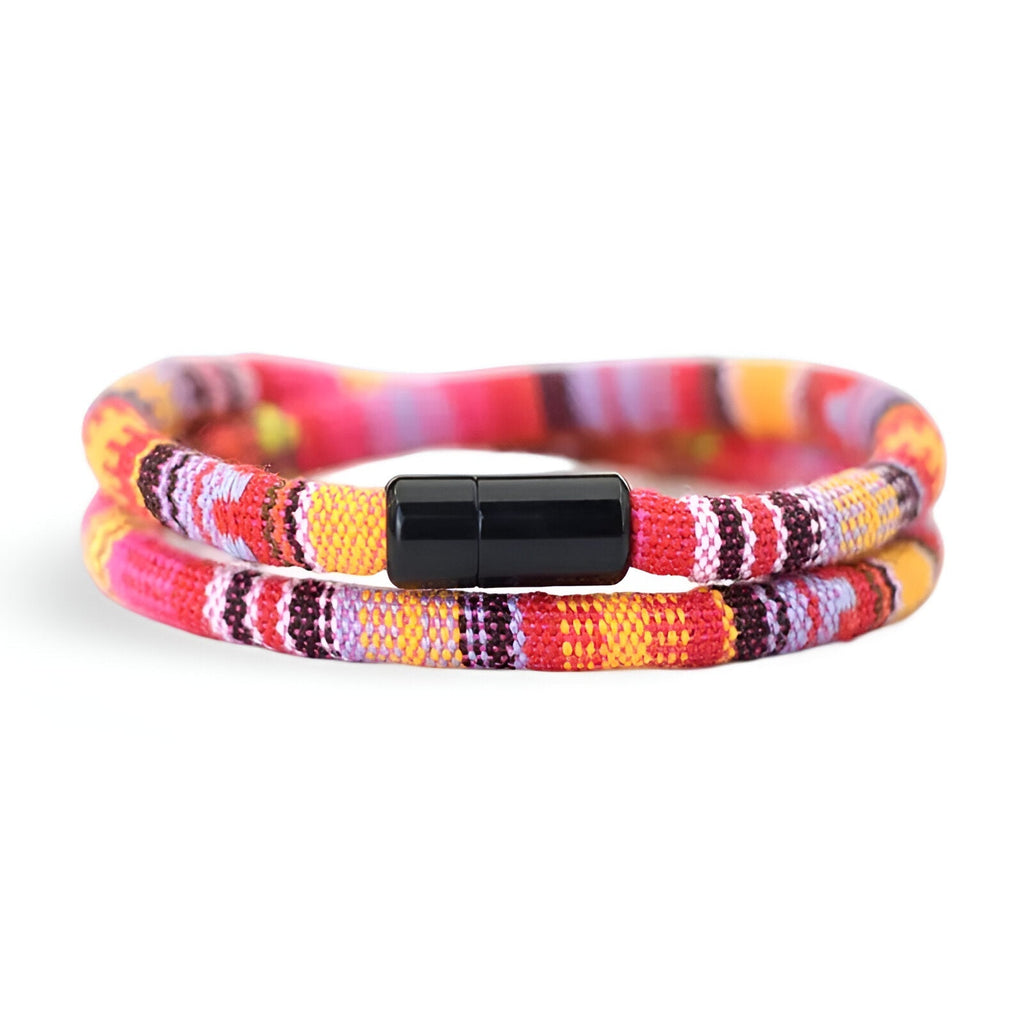 Bracelet cordon double bohème rouge, orange et jaune avec fermoir noir brillant.