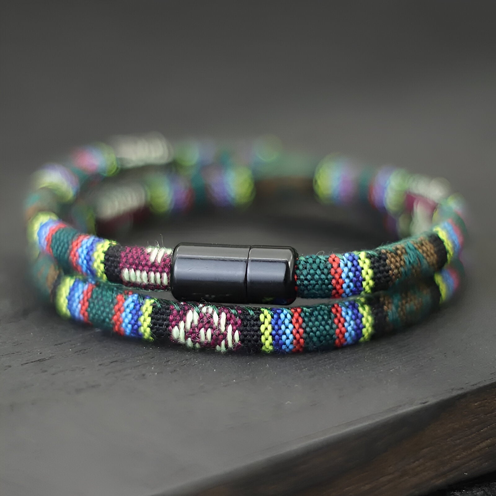 Bracelet cordon double bleu à motifs bohème multicolores avec fermoir magnétique noir mat.