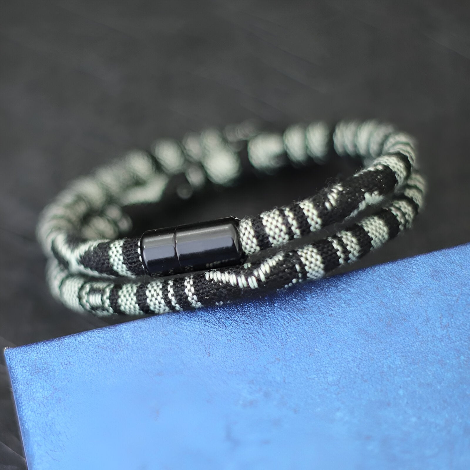 Bracelet cordon double noir et blanc aux motifs bohèmes avec fermoir noir mat.