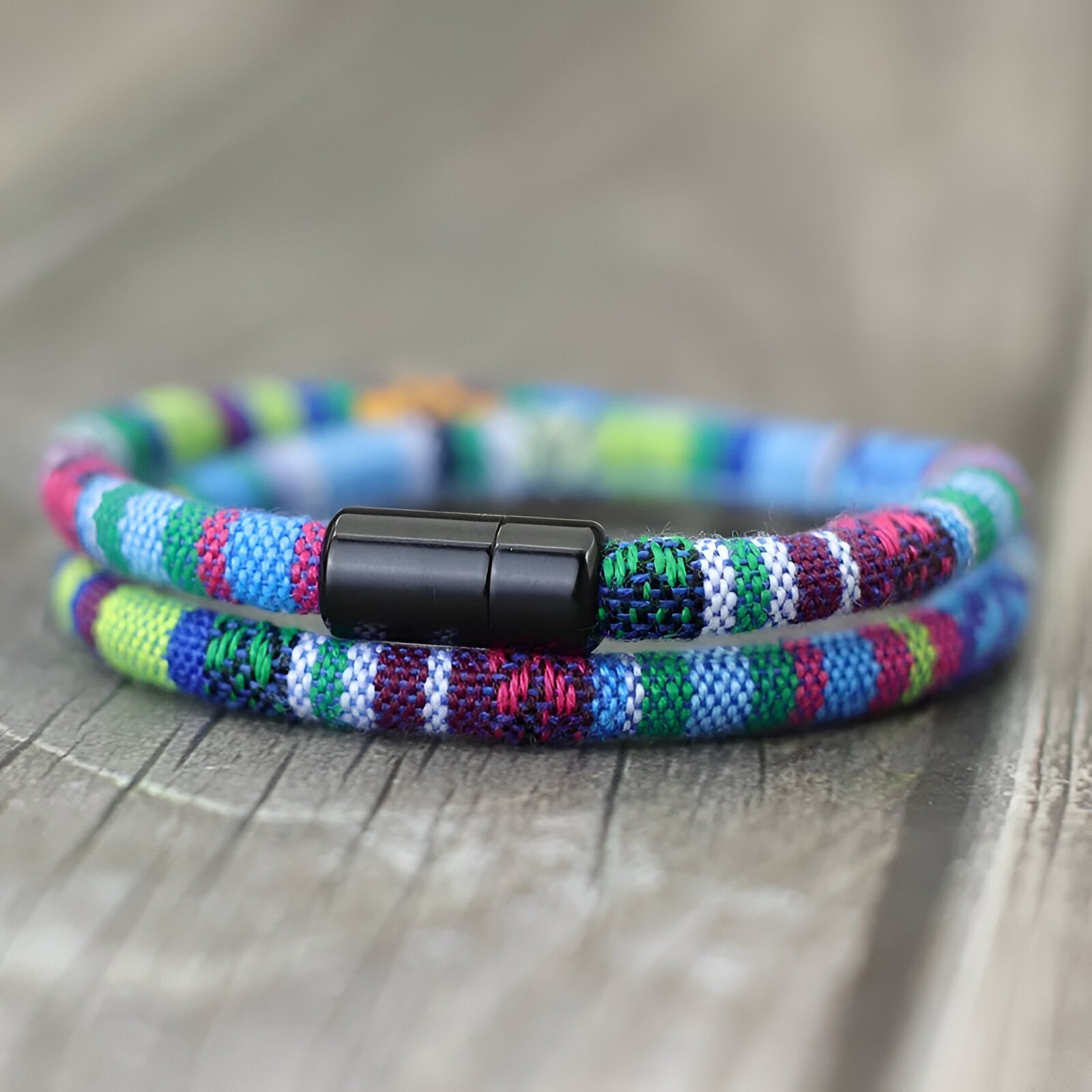 Bracelet cordon double bleu aux motifs bohème avec fermoir noir mat pour homme.