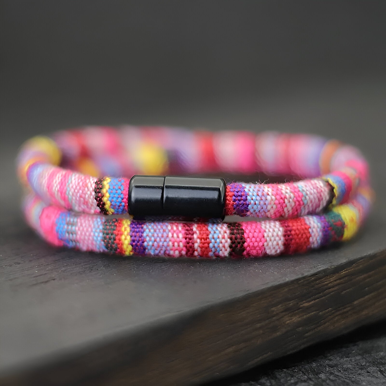 Bracelet cordon double rose à motifs bohème, fermoir magnétique noir, style homme Arturo.