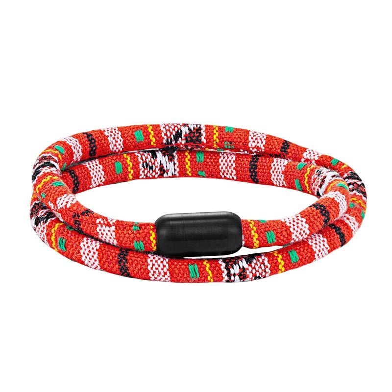 Bracelet cordon double rouge à motifs bohème colorés avec fermoir noir mat pour homme.