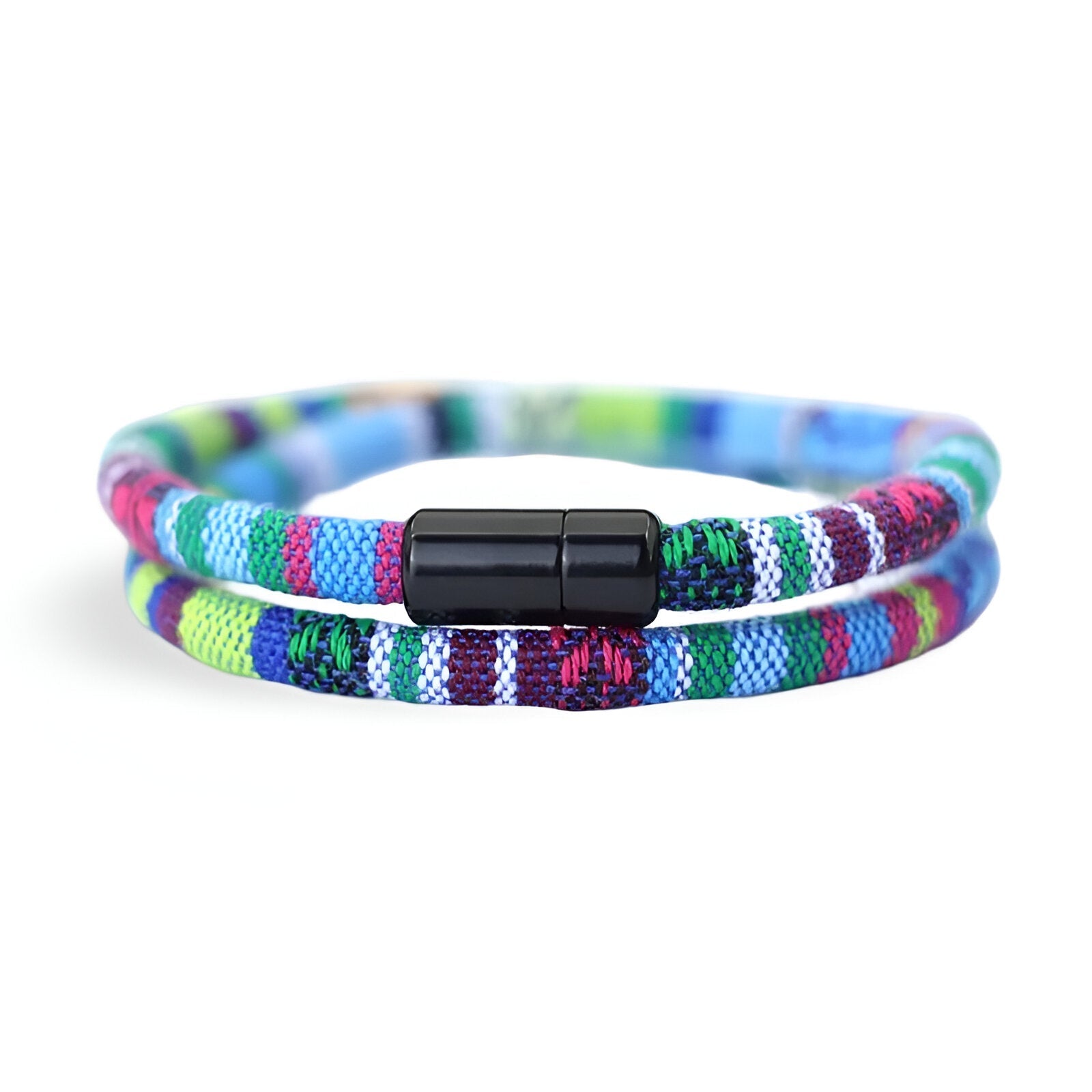 Bracelet cordon double bohème multicolore avec motifs ethniques et fermoir magnétique noir.