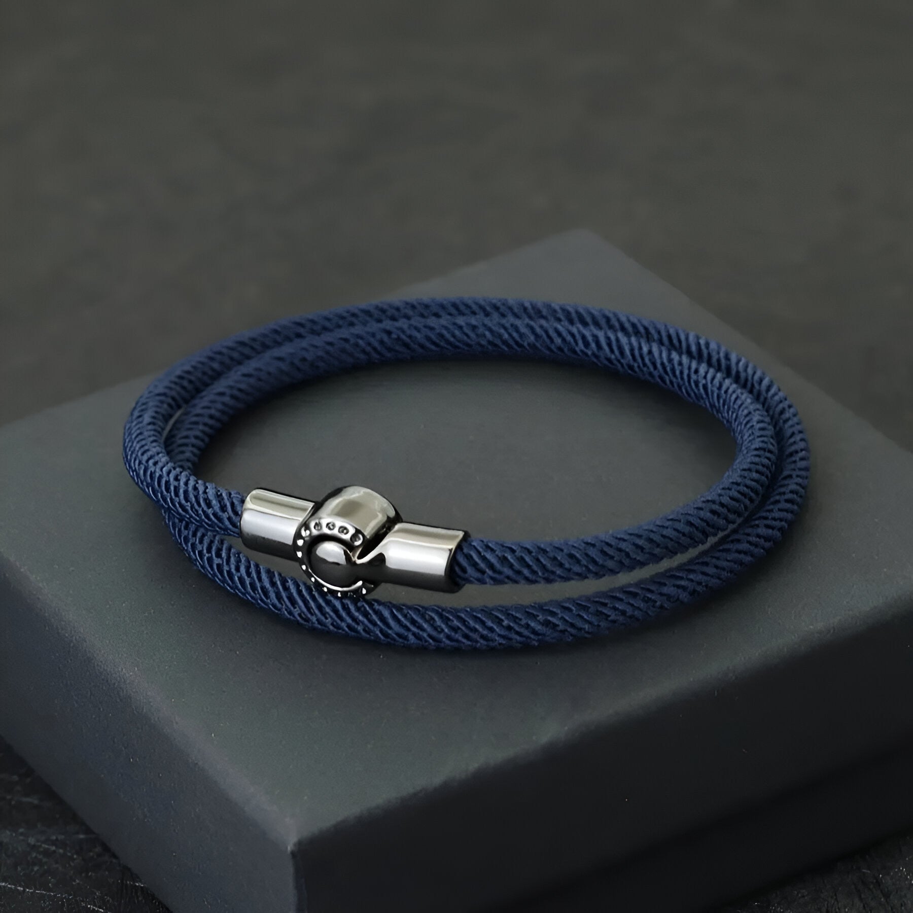Bracelet cordon double bleu en corde avec fermoir métallique argenté, style Braulio.