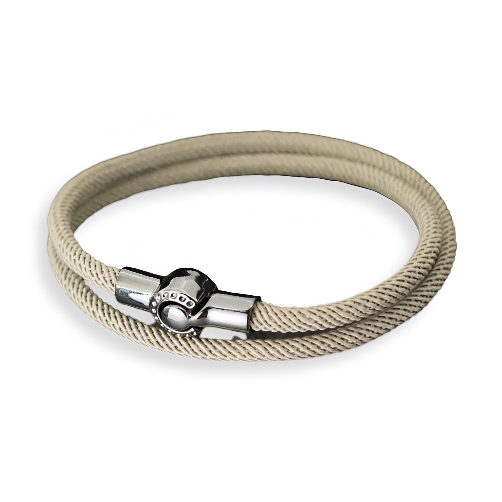 Bracelet cordon double beige en corde avec fermoir métallique argenté lisse.