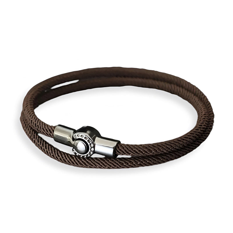 Bracelet cordon double marron pour homme avec fermoir métallique argenté gravé.