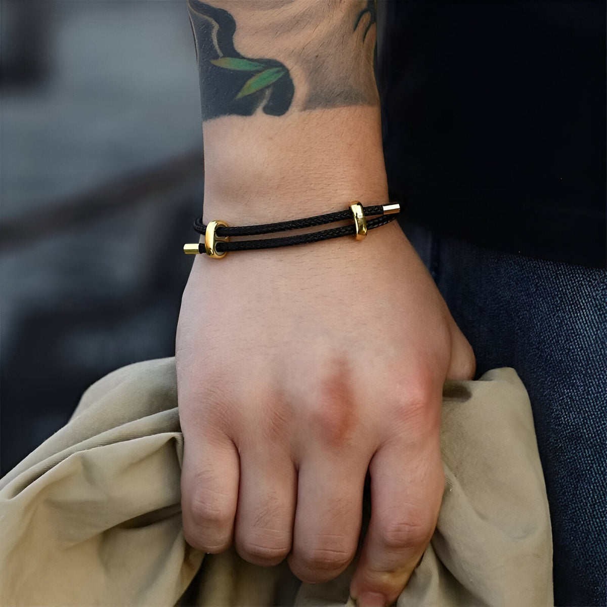 Bracelet cordon noir en acier inoxydable avec détails dorés, style authentique Hitam.