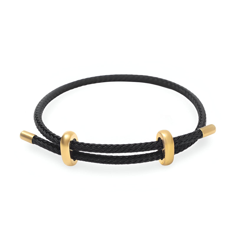 Bracelet cordon noir avec accents en acier inoxydable doré au design minimaliste et authentique.