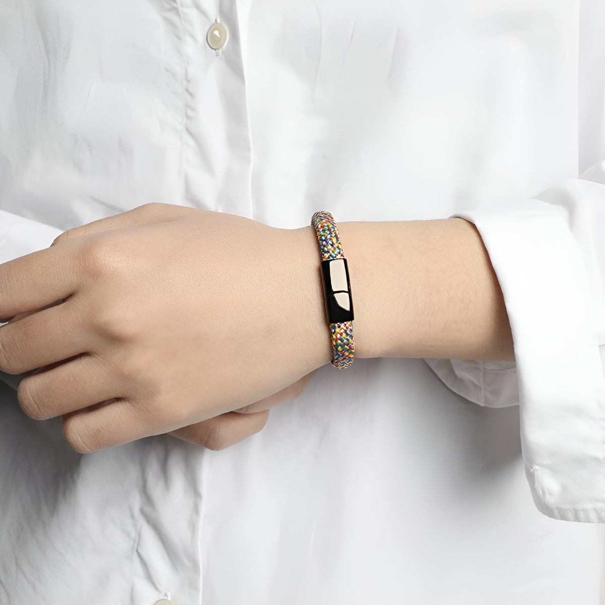 Bracelet cordon multicolore en corde de bateau avec fermoir en acier inoxydable porté au poignet.