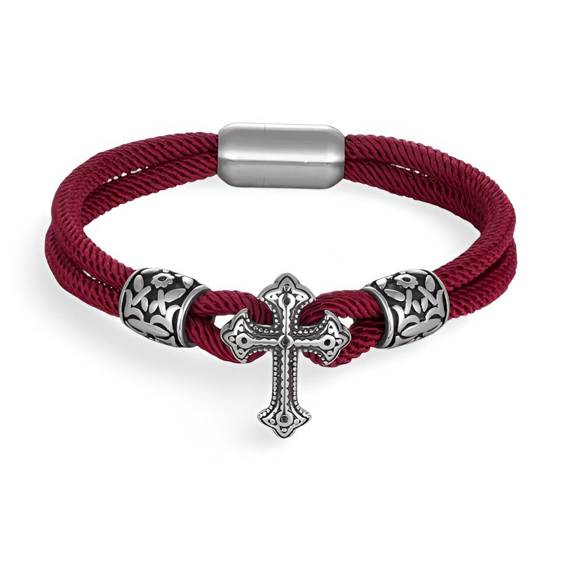 Bracelet cordon bordeaux avec croix chrétienne et détails en acier inoxydable, fermeture magnétique.