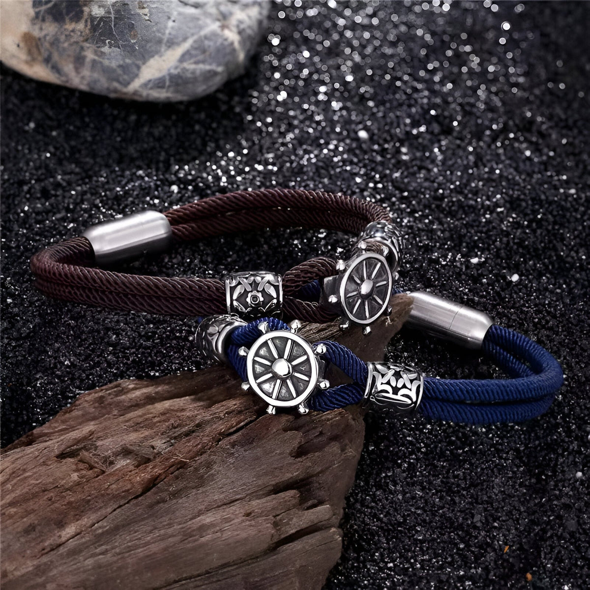 Bracelet cordon en coton bordeaux avec gouvernail en acier inoxydable et détails gravés.