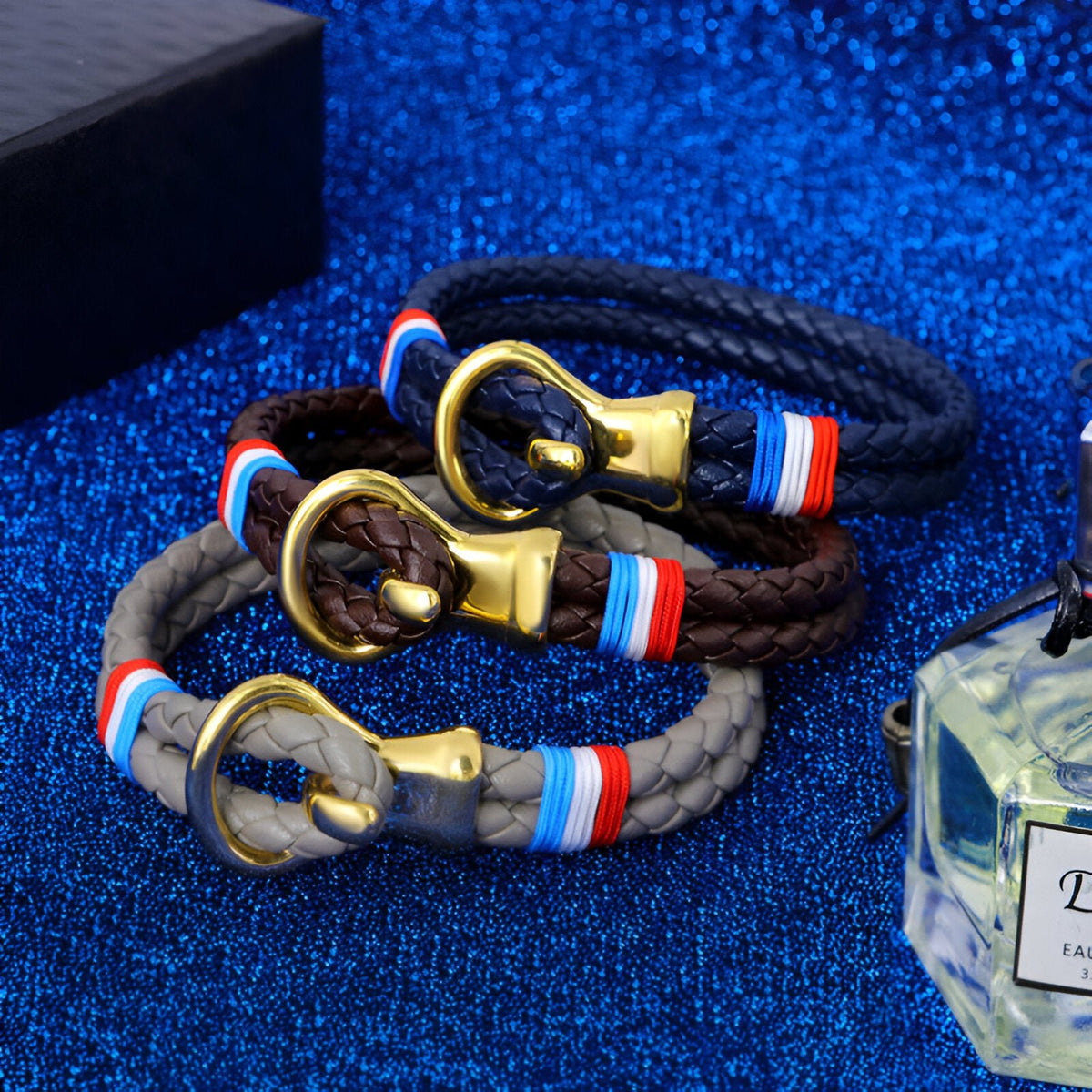 Bracelet cordon en cuir tressé bleu marine, marron et taupe avec crochet en acier inox doré et drapeau français en tissu.