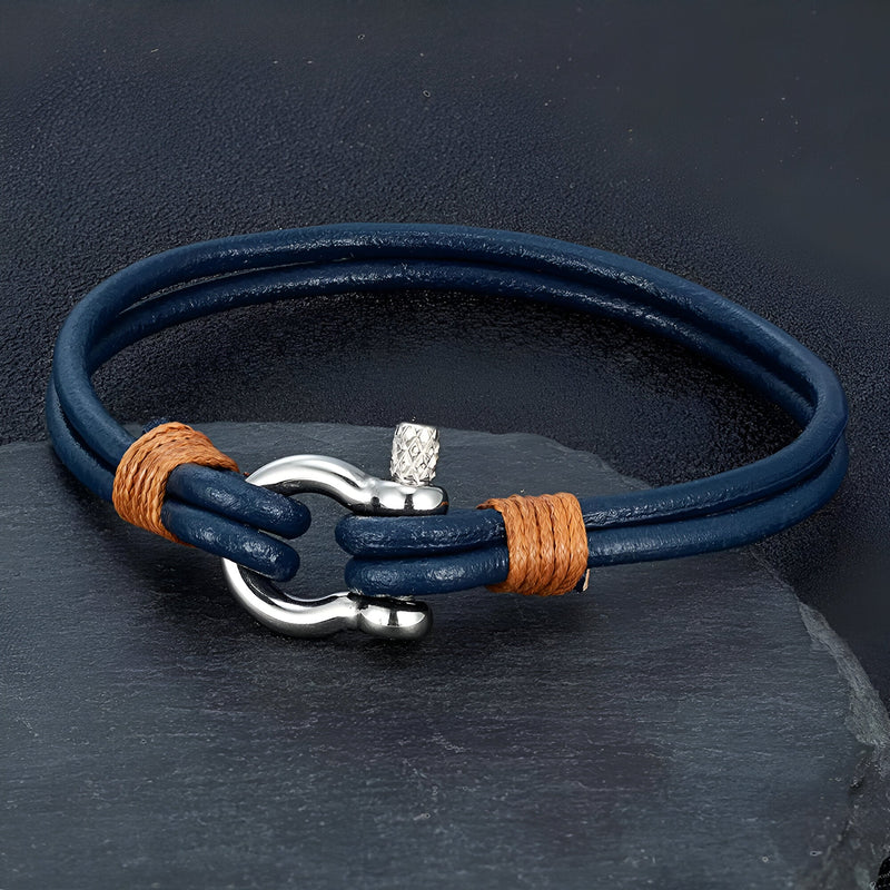 Bracelet cordon bleu marine en cuir avec mousqueton en acier inoxydable et détails marron cuir.