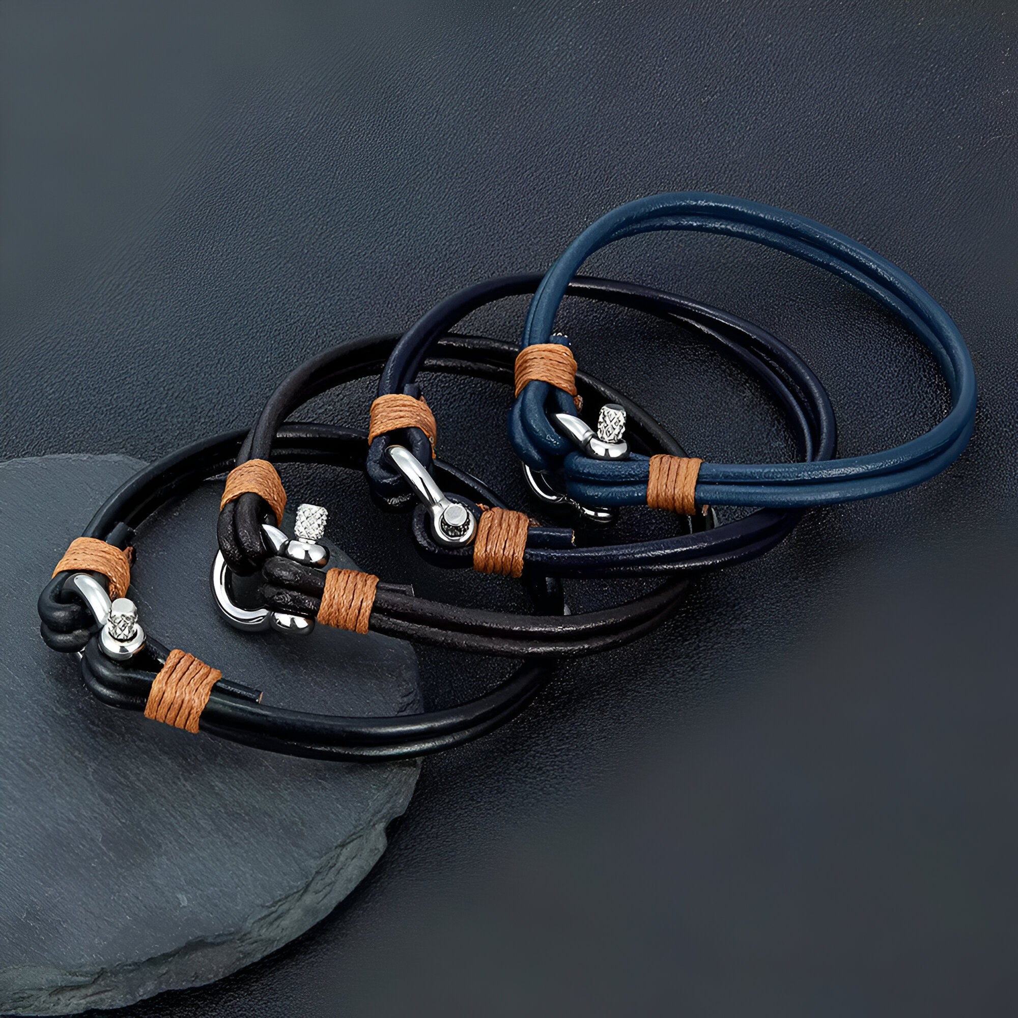 Bracelets cordon en cuir noir et bleu marine avec mousqueton en acier inoxydable et détails en cuir marron.