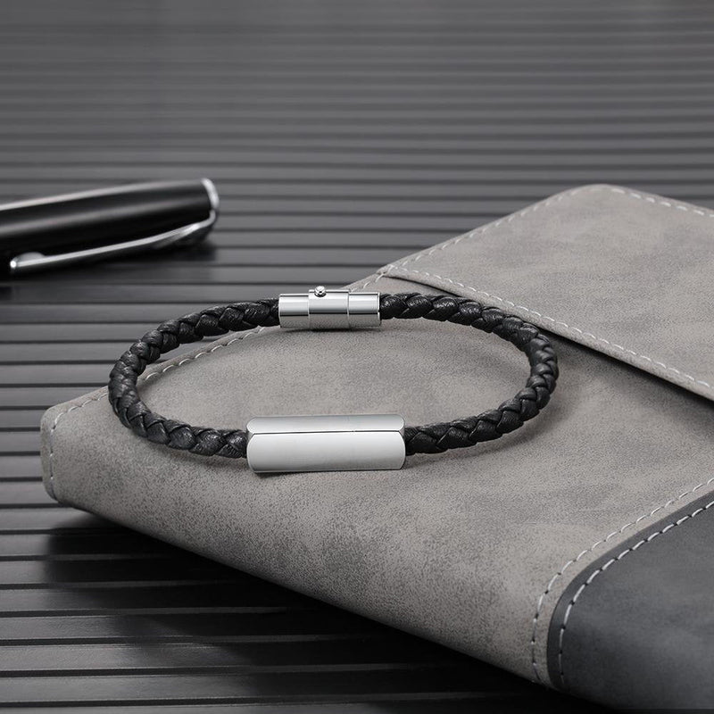 Bracelet cordon en cuir noir tressé avec fermoir argenté, modèle Kiko, élégant et minimaliste.