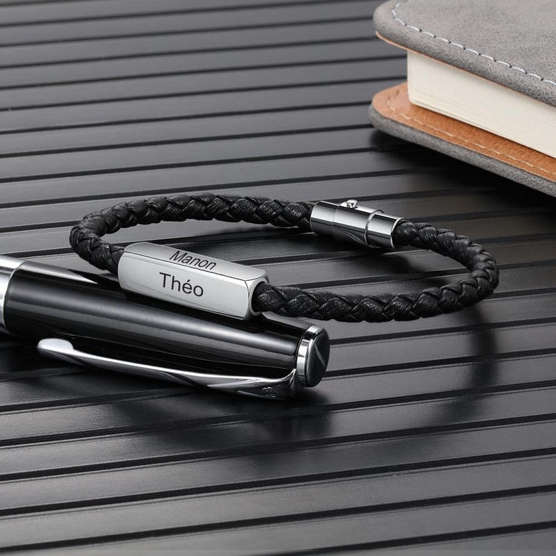 Bracelet cordon noir en cuir tressé avec plaque métallique gravée "Théo" et fermoir magnétique chrome.