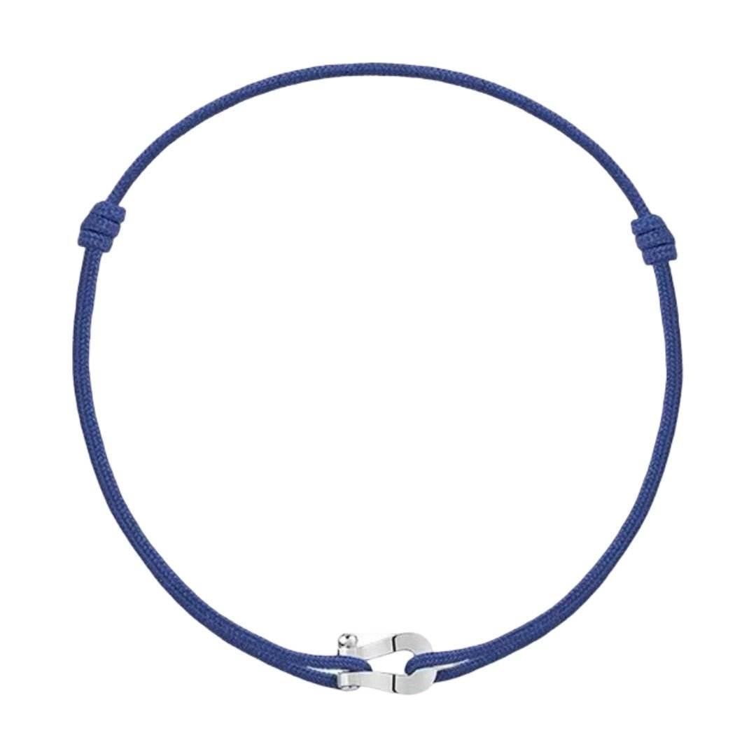 Bracelet cordon bleu avec fer à cheval en acier inoxydable argenté, style porte-bonheur.