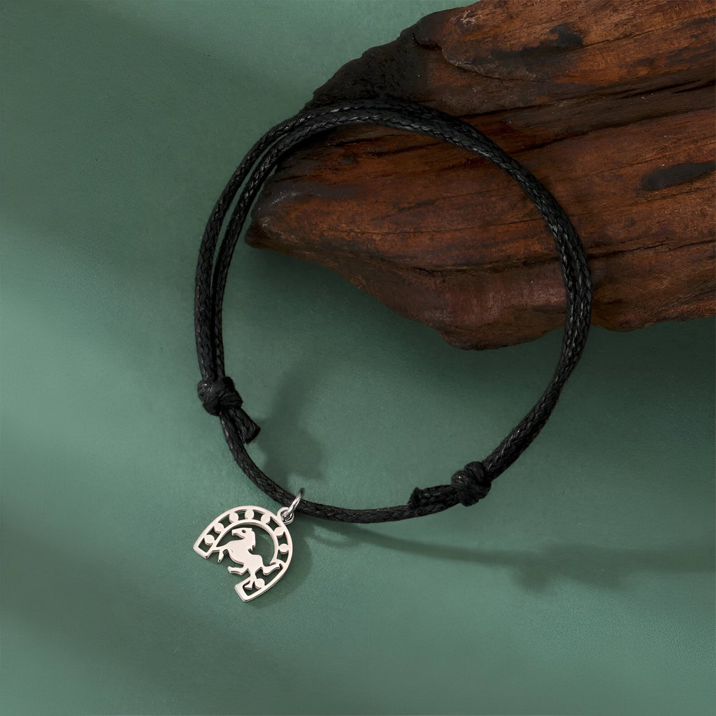 Bracelet cordon noir avec pendentif fer à cheval en acier inoxydable, modèle Patricia.