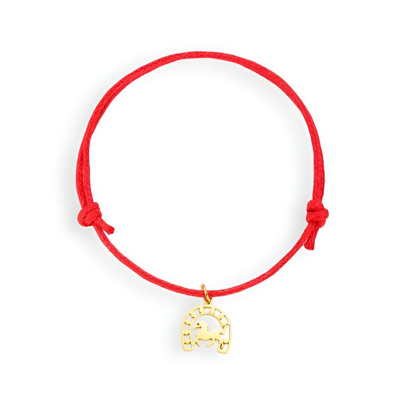 Bracelet cordon rouge avec pendentif fer à cheval en acier inoxydable doré pour femme.
