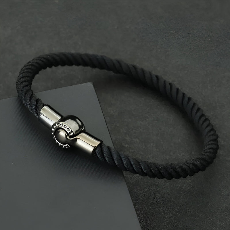Bracelet cordon noir en corde avec fermoir magnétique en acier inoxydable pour homme.