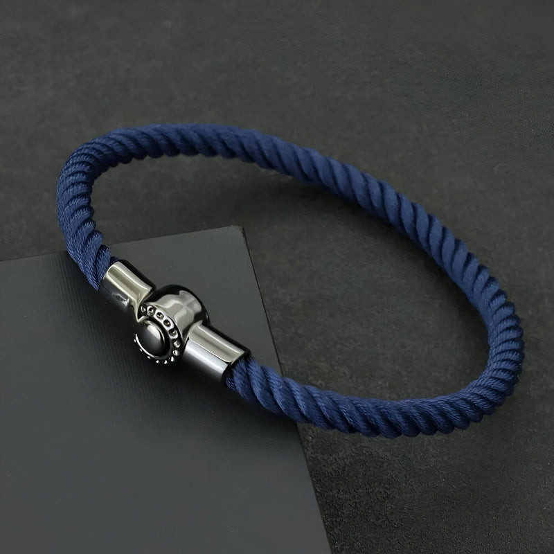 Bracelet cordon bleu marine torsadé avec fermoir magnétique en acier inoxydable noir et argenté modèle Domi.