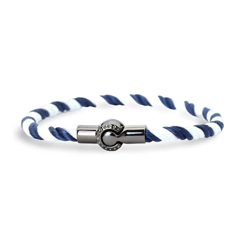 Bracelet cordon blanc et bleu marine torsadé avec fermoir magnétique argenté pour homme.