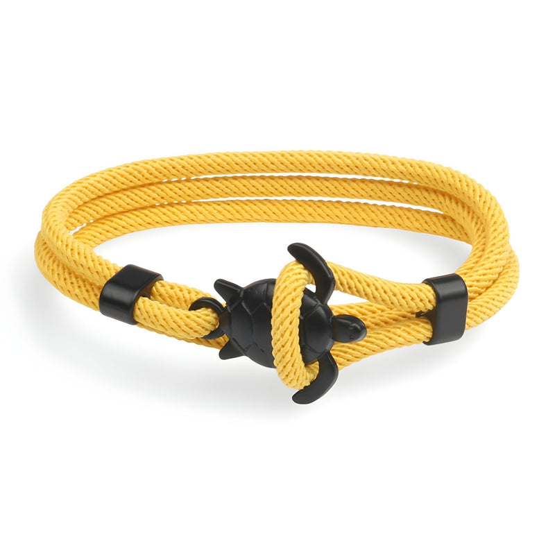 Bracelet cordon jaune à double tour avec motif tortue noir et fermoir boucle noir.