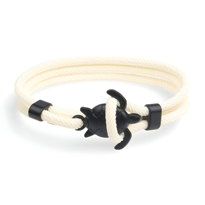 Bracelet cordon blanc avec pendentif tortue noir en métal, style marin élégant.