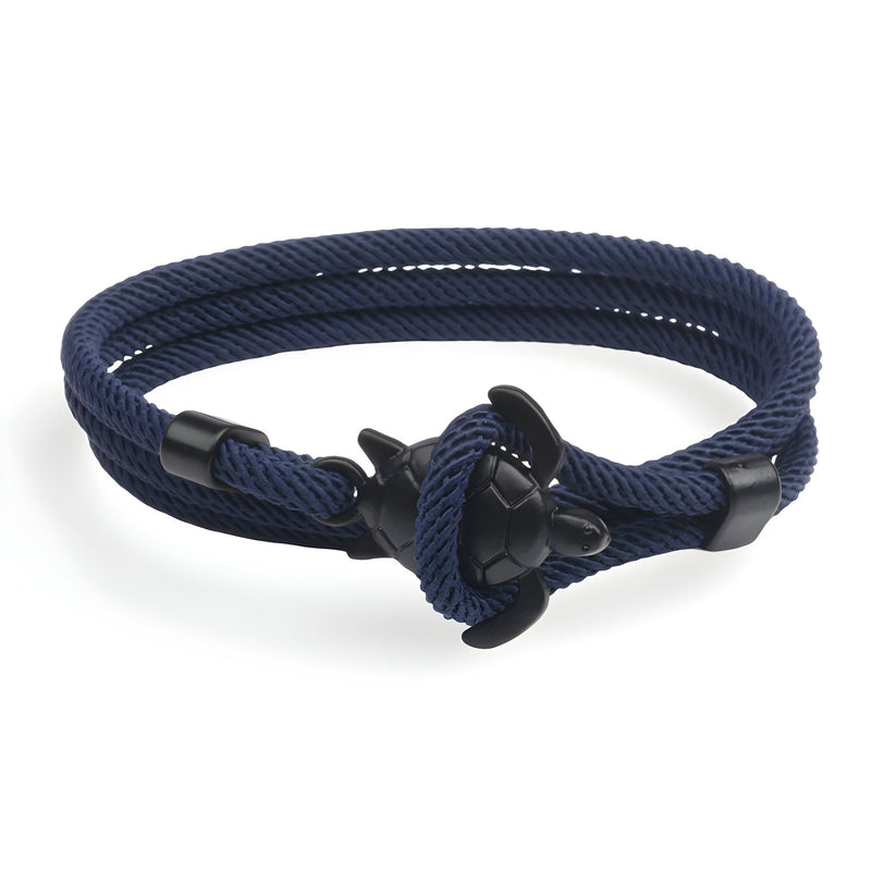 Bracelet cordon bleu marine avec motif tortue en noir et fermeture élégante en boucle.