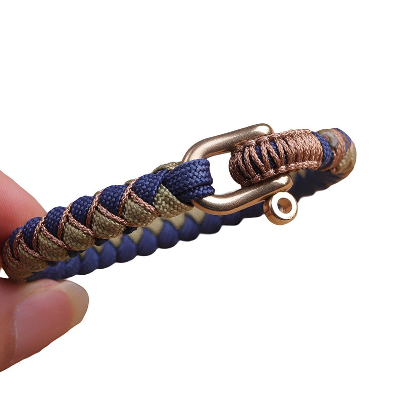 Bracelet cordon en paracorde bleu et beige avec mousqueton bronze, fermoir ajustable.