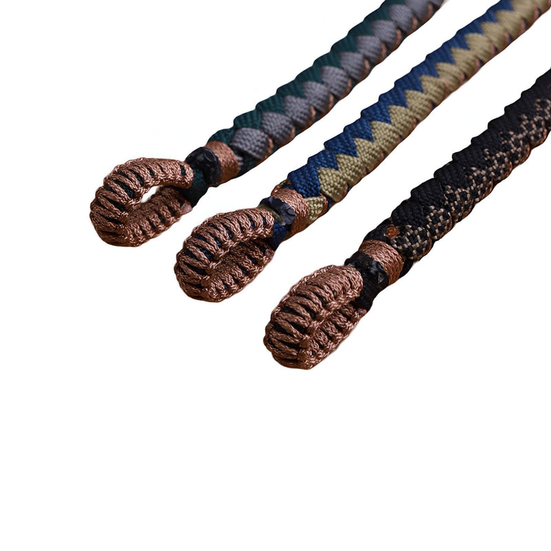 Bracelets cordon en paracorde Jasmin bleu et beige, noir tacheté, noir, avec finitions boucle marron en tissu tressé.