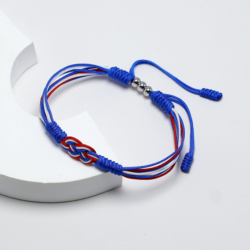 Bracelet cordon bleu et rouge avec noeud plat couleur drapeau France et fermoir métal argenté.