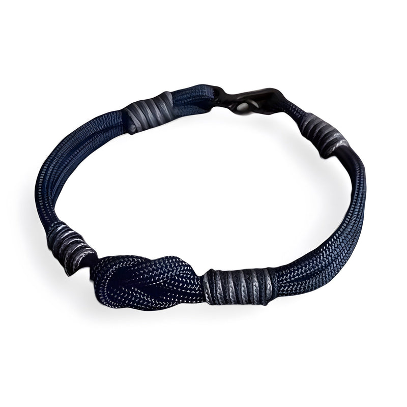 Bracelet cordon bleu indigo avec noeud et petit mousqueton noir en métal.