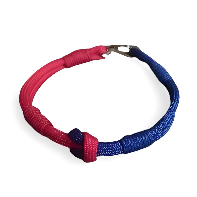Bracelet cordon à noeud bicolore rouge et bleu avec petit mousqueton argenté.