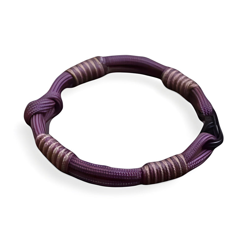 Bracelet cordon violet avec noeuds et petits anneaux métalliques bordeaux.