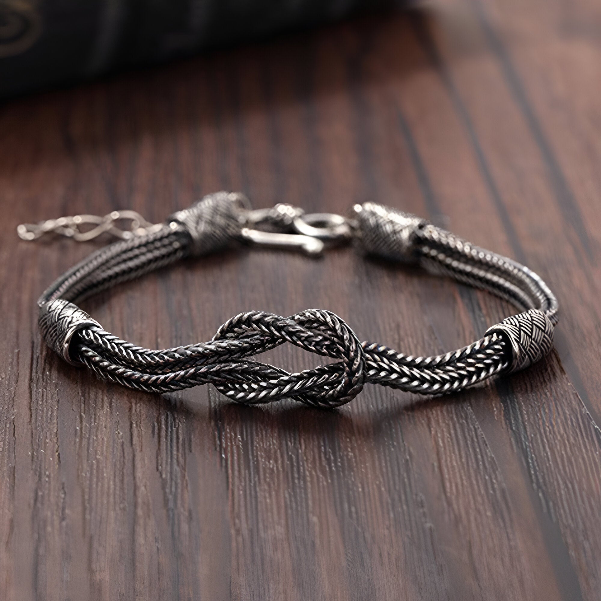 Bracelet cordon gris avec noeud en argent sterling 925, fermeture à crochet, style tressé.