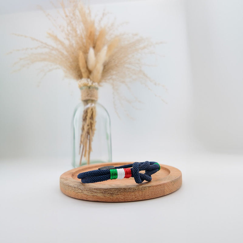 Bracelet cordon bleu marine avec noeud marin et drapeau italien en métal argenté.